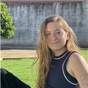 Étudiante franco-espagnole. Parle couramment ces deux langues et aime enseigner